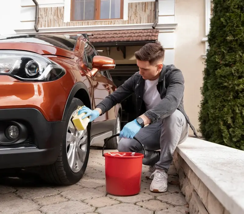 Lavage auto à domicile Les Combes : professionnel intervenant sur un véhicule